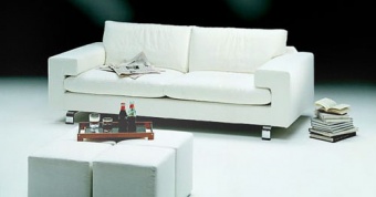 Диван LONGHI Comfort Monforte Серия диванов фабрики Longhi comfort “Monforte” включает диваны размерного ряда 180/220/240 см и пуф на колесиках. Графичный дизайн, широкие подлокотники подчеркнут строгие линии современного интерьера. Деревянная структура о