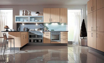 Wellmann HOME Эффект древесины березы 22 мм толщиной, дверь очень привлекательна. Округленные края, бархатные матовые поверхности и стеклянные детали формируют отличительный характер этой кухни. Есть более выразительные двери деревянного эффекта от кальва