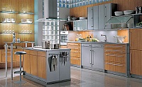 Wellmann HOMEЗдесь остров становится фокусом каждодневной жизни. Это - очаровательная комбинация дверей и открытых полок. Сворачиваемые и раздвижные двери выше мойки гарантируют достаточное пространство. Элегантные детали проекта: барная стойка, сделанная