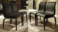 Стулья Isotta. Bidue La sedia Isotta con sagoma dolcemente arcuata è disponibile con imbottitura in poliuretano e rivestimento in velluto o pelle. Il telaio in massello ha finitura lucida. Design Tarcisio Colzani