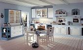 Wellmann CountryСвежая как океанский бриз, атмосфера этой кухни подбадривает чувства. Арочные двери окрашены в мягкий синий цвет, обилие белого демонстрирует, насколько современной может быть интерпретация стиля загородного дома. В этой модели есть четыре