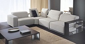 Диван LONGHI Comfort Wing Программа мягой мебели “Wing” фабрики Longhi Comfort состоит из линейных диванов и угловых композиций. Для модели характерны угловая полка, которая может быть выполнена из дерева или матового металла и элегантные библиотеки, заме