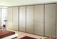 Шкаф Drive Trend. Drive Trend Armadio Drive con ante scorrevoli Trend in cristallo laccato canapa e profilo in rovere scuro.
