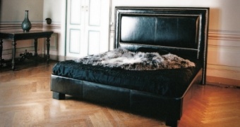 Simons bed. 207x218 h.153 spring base 180x200 Tuscany Pienza with decorative studs in antiqued metal - available also in the size 187x218 h.153 spring base 160x200