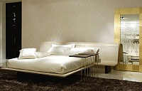 Кровать Fold. Supporti e piedi in rovere scuro. Specchiera Ego in foglia oro. Design: Gianni Pareschi.