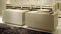 Комод Forme. Bidue Forme morbide e materiali pregiati per i comò Fold. Struttura ricoperta di cuoio avorio e cassetti in laccato lucido magnolia, con sistema di chiusura ammortizzato. Design: Gianni Pareschi
