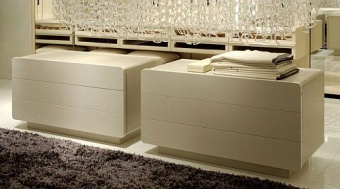 Комод Forme. Bidue Forme morbide e materiali pregiati per i comò Fold. Struttura ricoperta di cuoio avorio e cassetti in laccato lucido magnolia, con sistema di chiusura ammortizzato. Design: Gianni Pareschi