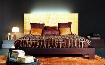 Кровать Asia. Base in rovere scuro, testata in foglia d'oro retroilluminata. Design: Gianni Pareschi.