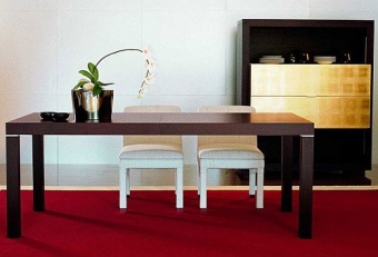 Стол Next + стулья Havana. Bidue Tavolo Next rettangolare in rovere scuro nella versione allungabile. Sedie Havana, design Daniele Lo Scalzo Moscheri.