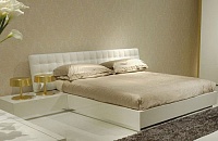 Кровать Edoardo.  Testata in pelle bianca, base e comodini in laccato lucido neve. Design: Opera Work in Progress