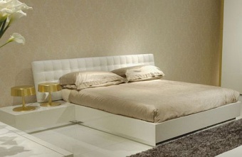 Кровать Edoardo.  Testata in pelle bianca, base e comodini in laccato lucido neve. Design: Opera Work in Progress