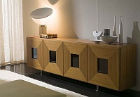 Mobile Fly.  Bidue Mobile Fly con ante Teca in teak e cristallo trasparente, lavorazione a 45° e sguscio con funzione di maniglia. Design: Tarcisio Colzani