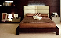 Кровать Chelsea. Base in rovere scuro, testata retroilluminata in pelle naturale. Design: Gianni Pareschi.