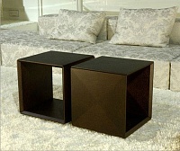 Столик Cubo. Bidue Tavolini Cubo in essenza con lavorazione smussata a 45° e intarsi a spicchi.