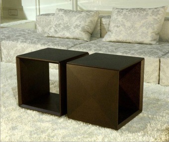 Столик Cubo. Bidue Tavolini Cubo in essenza con lavorazione smussata a 45° e intarsi a spicchi.